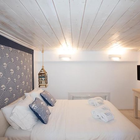 Blue, White And Grey Suites Орнос Екстериор снимка