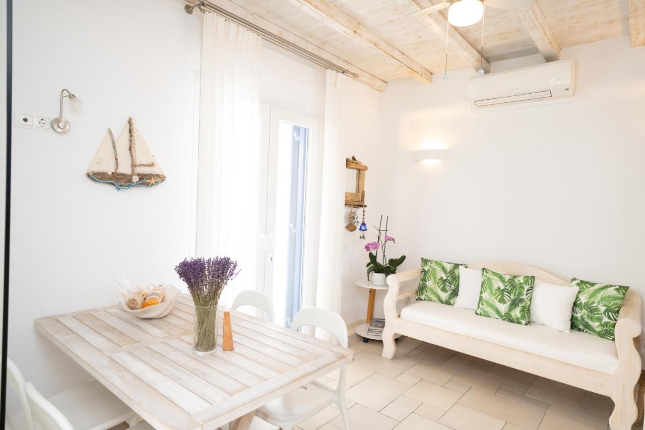 Blue, White And Grey Suites Орнос Екстериор снимка