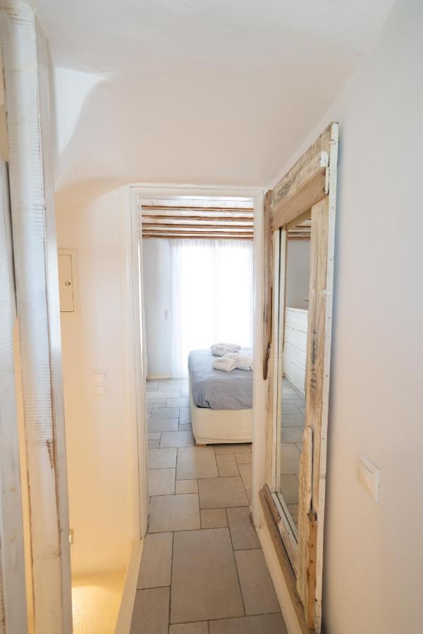 Blue, White And Grey Suites Орнос Екстериор снимка