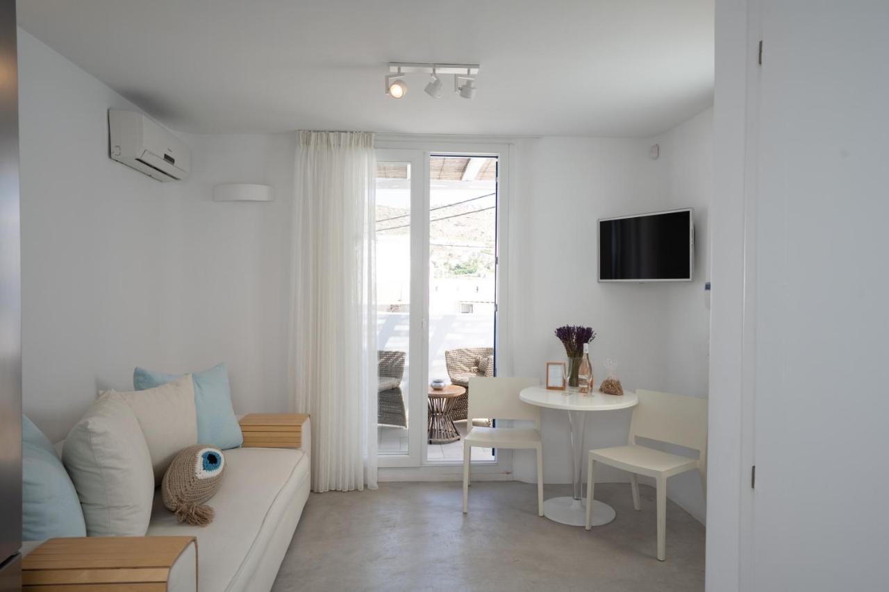 Blue, White And Grey Suites Орнос Екстериор снимка