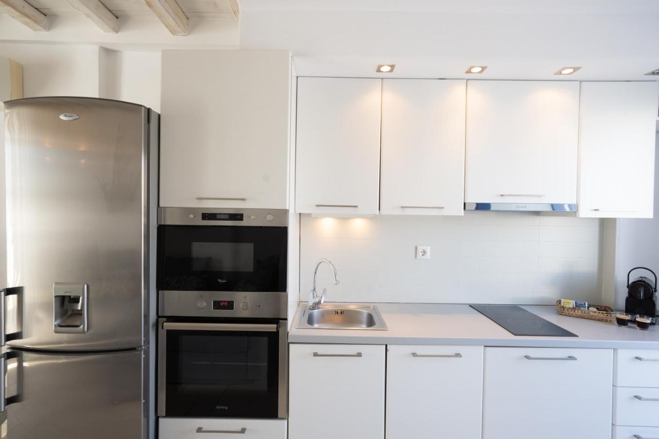 Blue, White And Grey Suites Орнос Екстериор снимка