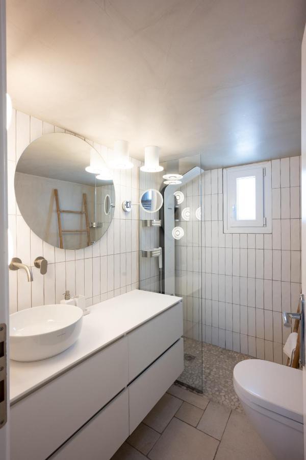 Blue, White And Grey Suites Орнос Екстериор снимка