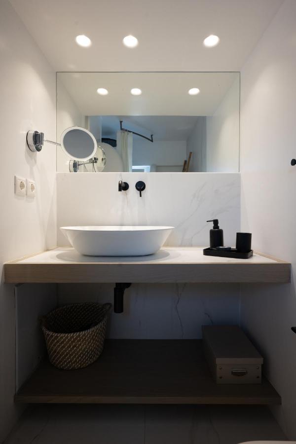 Blue, White And Grey Suites Орнос Екстериор снимка