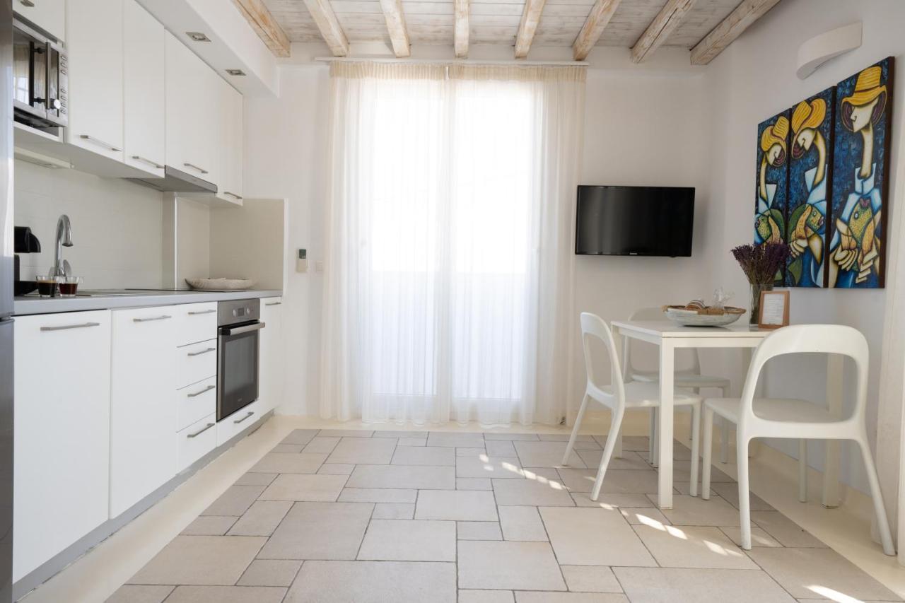 Blue, White And Grey Suites Орнос Екстериор снимка