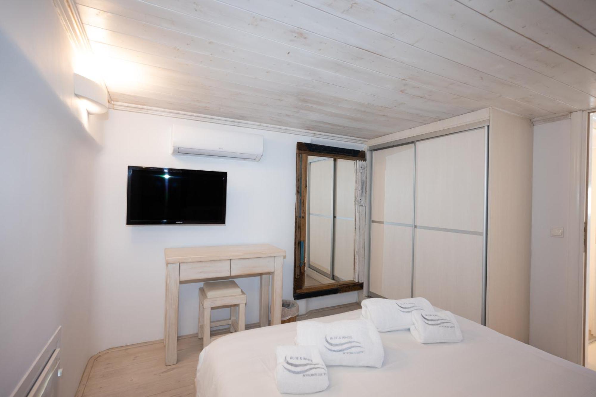 Blue, White And Grey Suites Орнос Екстериор снимка