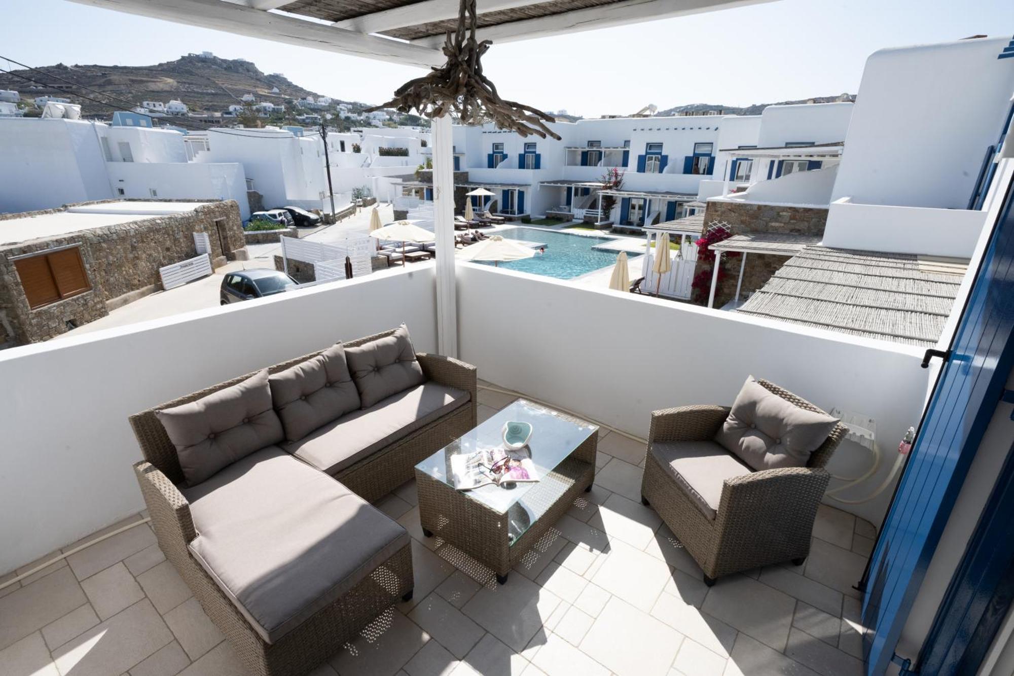 Blue, White And Grey Suites Орнос Екстериор снимка