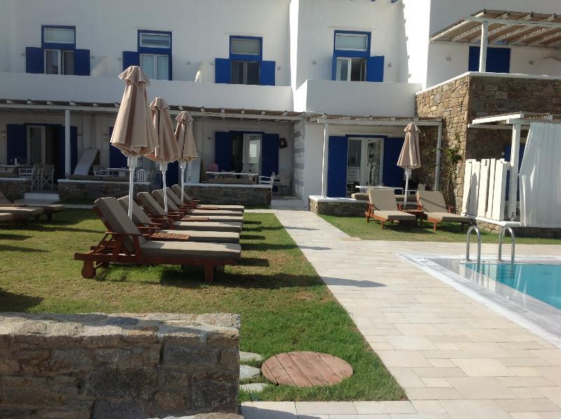 Blue, White And Grey Suites Орнос Екстериор снимка
